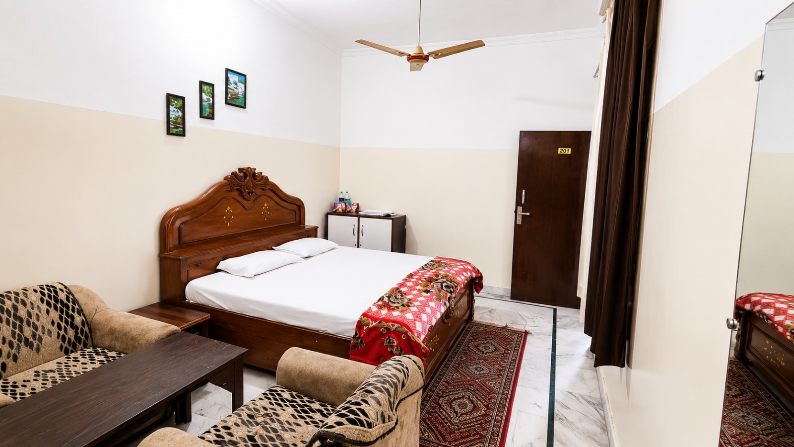 Couple's Rooms at Moon Light Home Stay Meerut