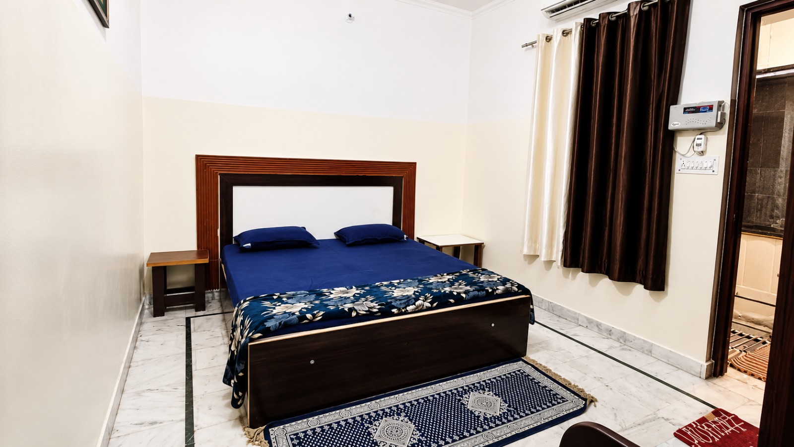 Well-Furnished Couple Room in Ganga Nagar Meerut